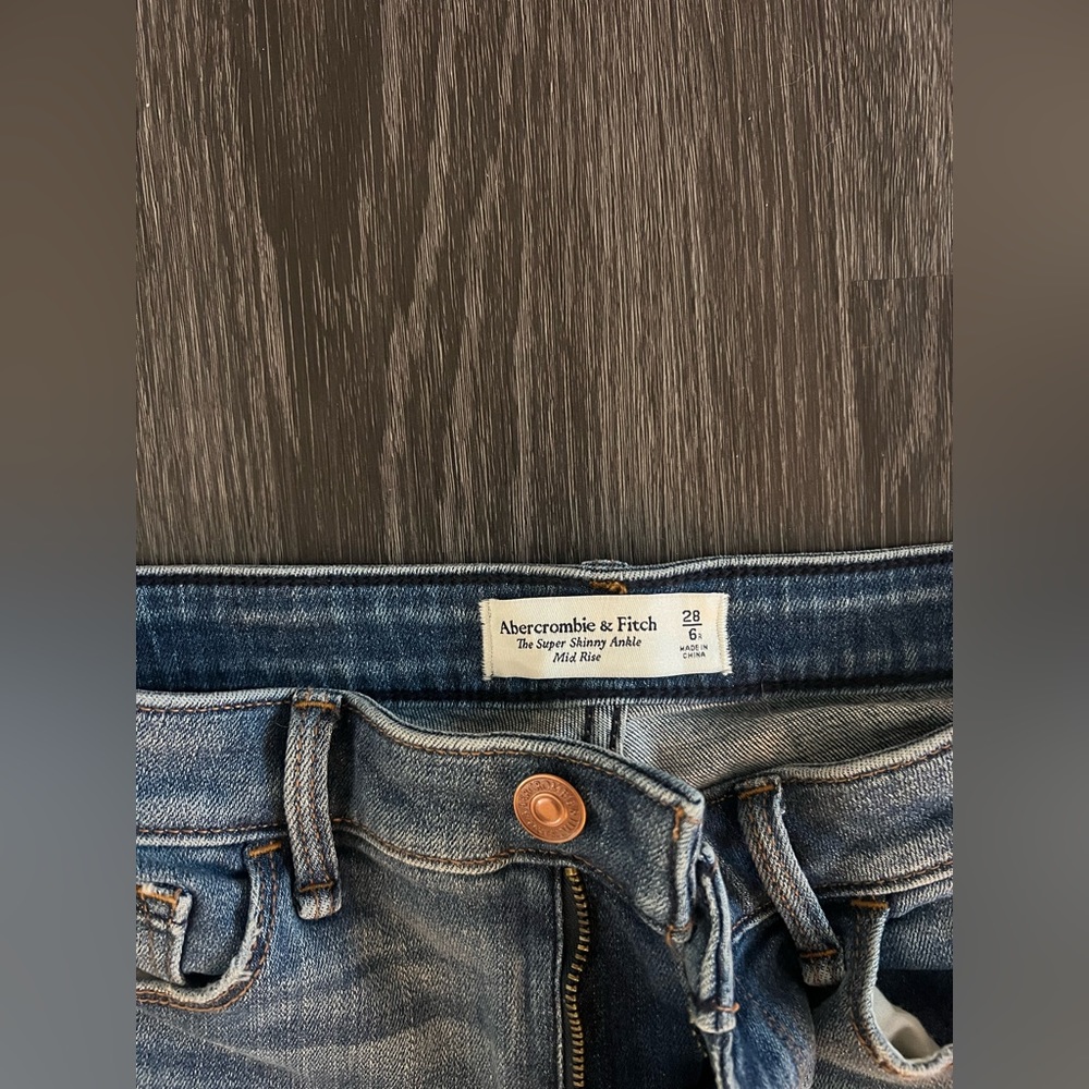Abercrombie Jeans-Mid Rise Size 6 - Picture 2 of 3
